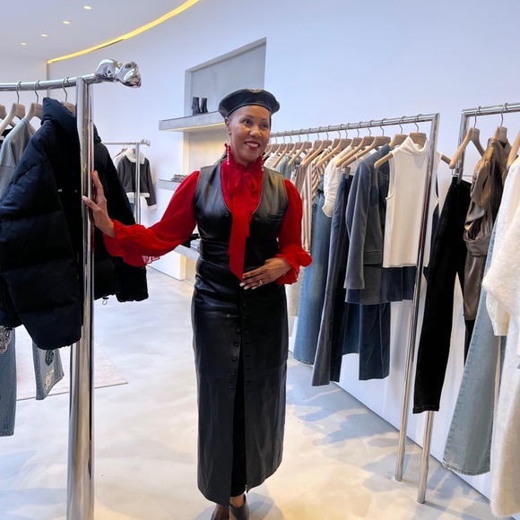 Meet your Posher, DeeDee (LookLiveStylish.com) - Picture 4 of 4